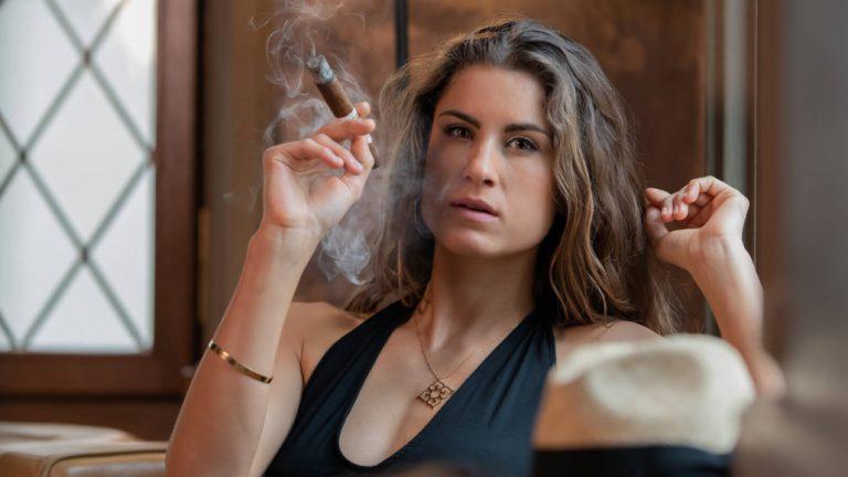 6 REASONS WHY WE LOVE WOMEN & CIGARS